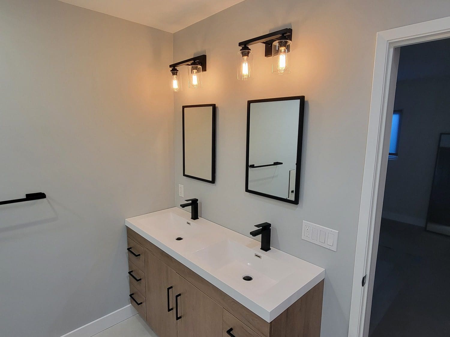 A bathroom with two sinks and mirrors in it