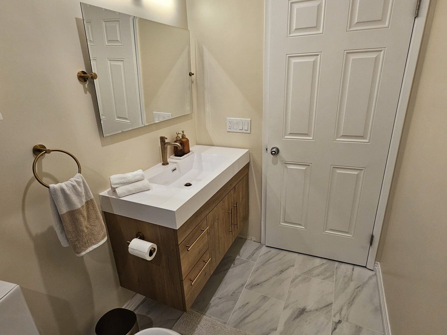 A bathroom with a sink and mirror in it