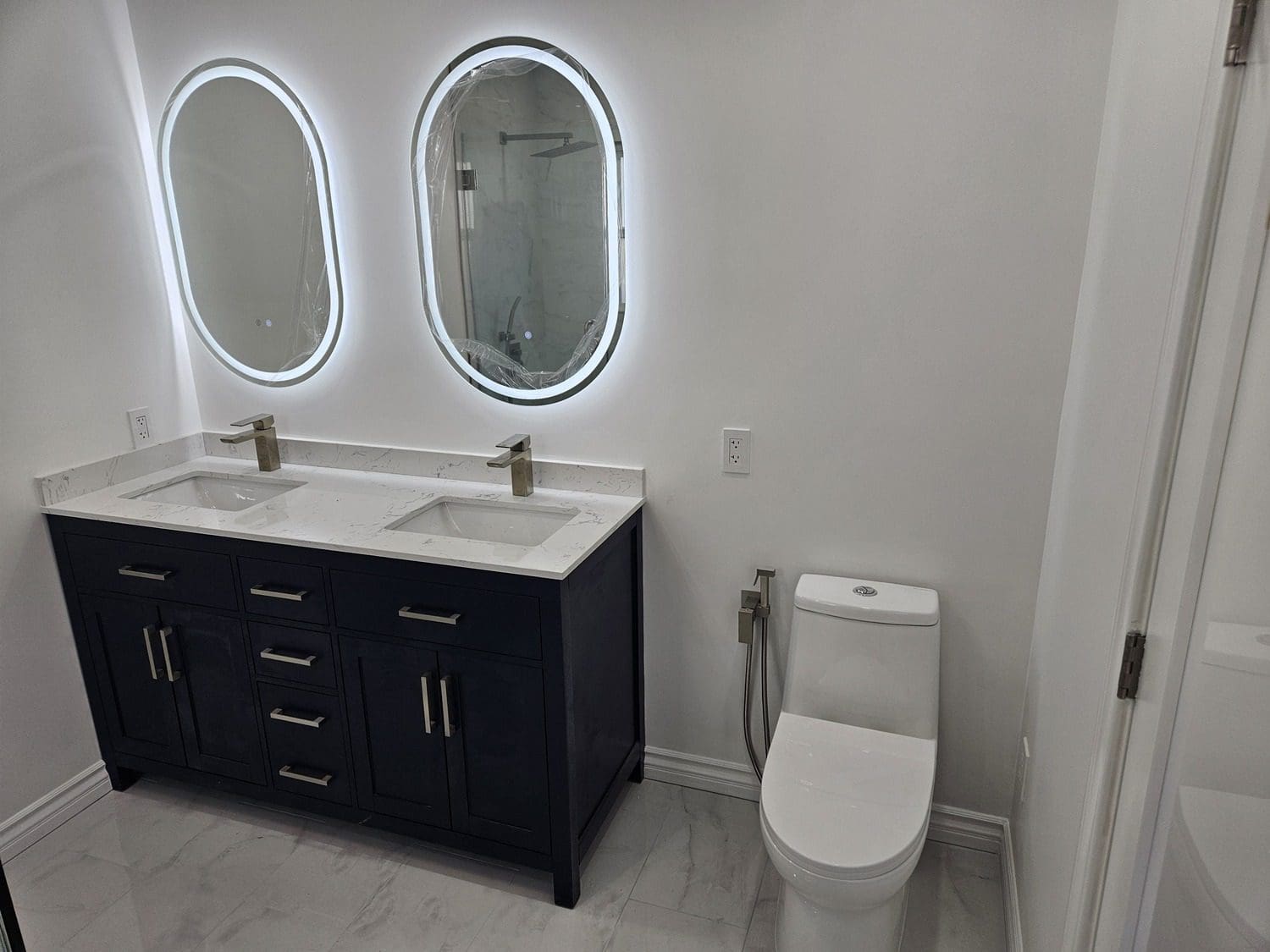 A bathroom with two sinks and a toilet.